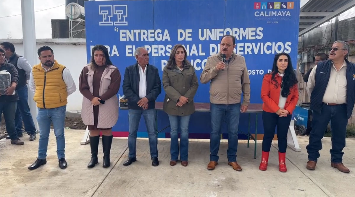 Alcalde de Calimaya, Oscar Hernández Meza, entrega equipos y uniformes a personal de Servicios Públicos