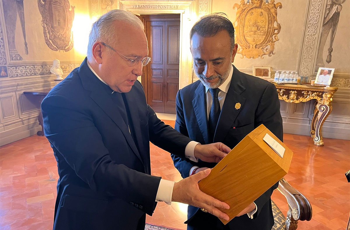 Fernando Flores, de Metepec, en El Vaticano con Monseñor Edgar Peña Parra