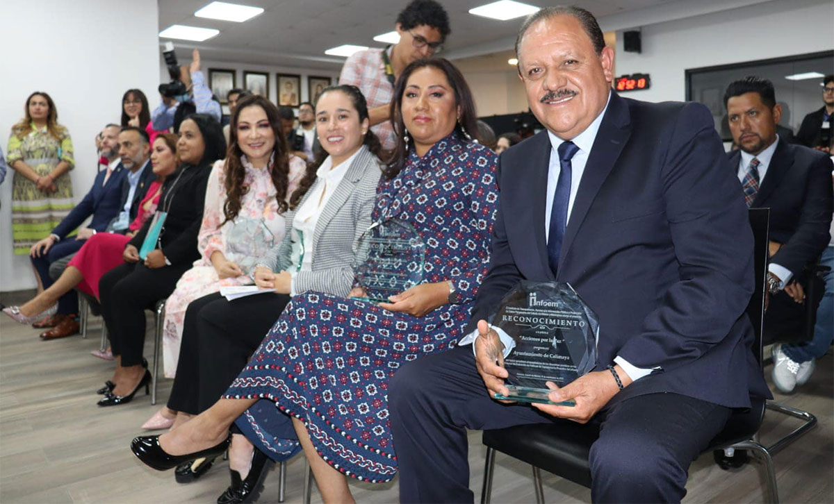 Oscar Hernández Meza recibió reconocimiento del Infoem a Calimaya por programa "Acciones por la Paz"