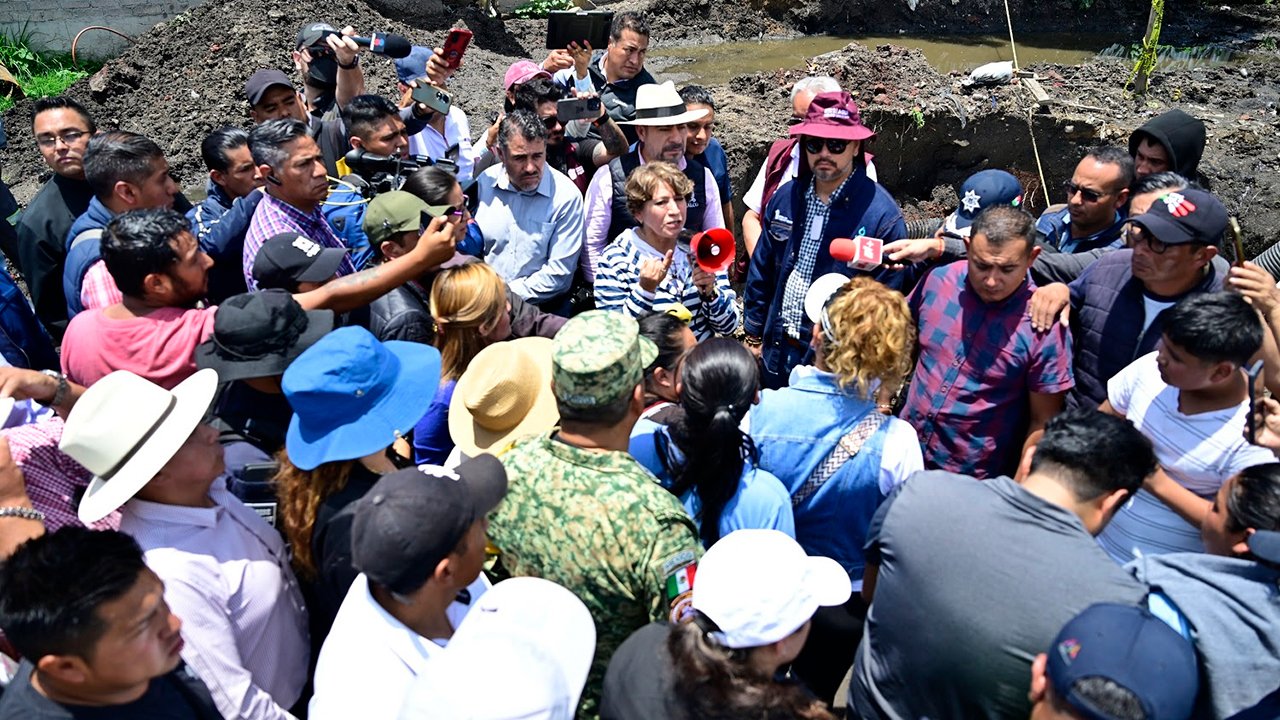 Delfina Gómez en la inundación de Chalco