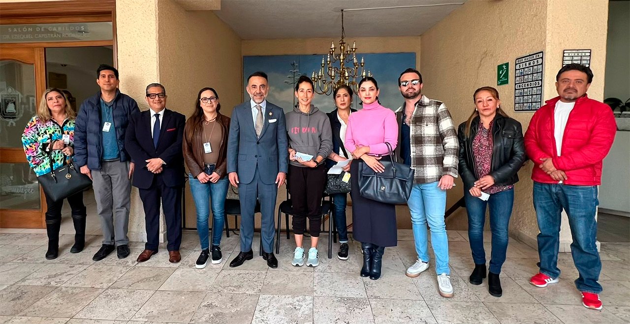 Fernando Flores entregó indemnización a ciudadanos afectados por baches en Metepec