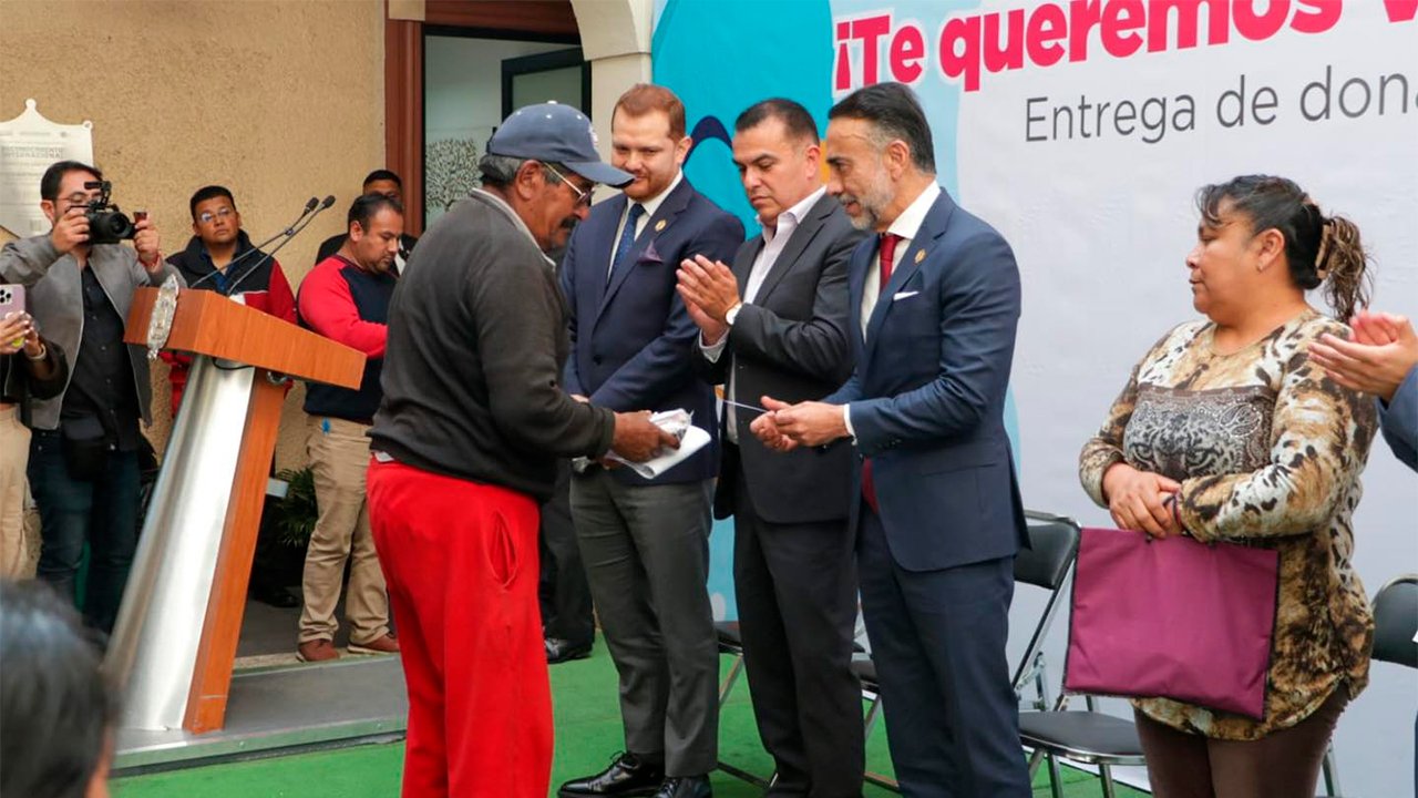 Fernando Flores entrega donaciones a habitantes de Metepec