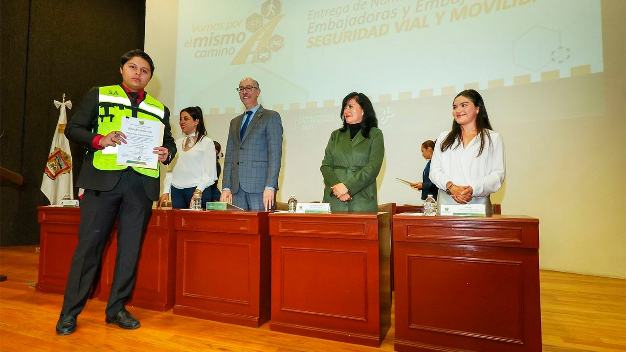 Embajadores y Embajadoras de Seguridad Vial y Movilidad del programa "Vamos por el mismo camino" de la UAEMéx recibieron nombramiento