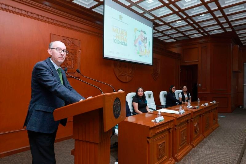 El Rector de UAEMéx, Carlos Eduardo Barrera Díaz, celebró el Día Internacional de la Mujer y la Niña en la Ciencia