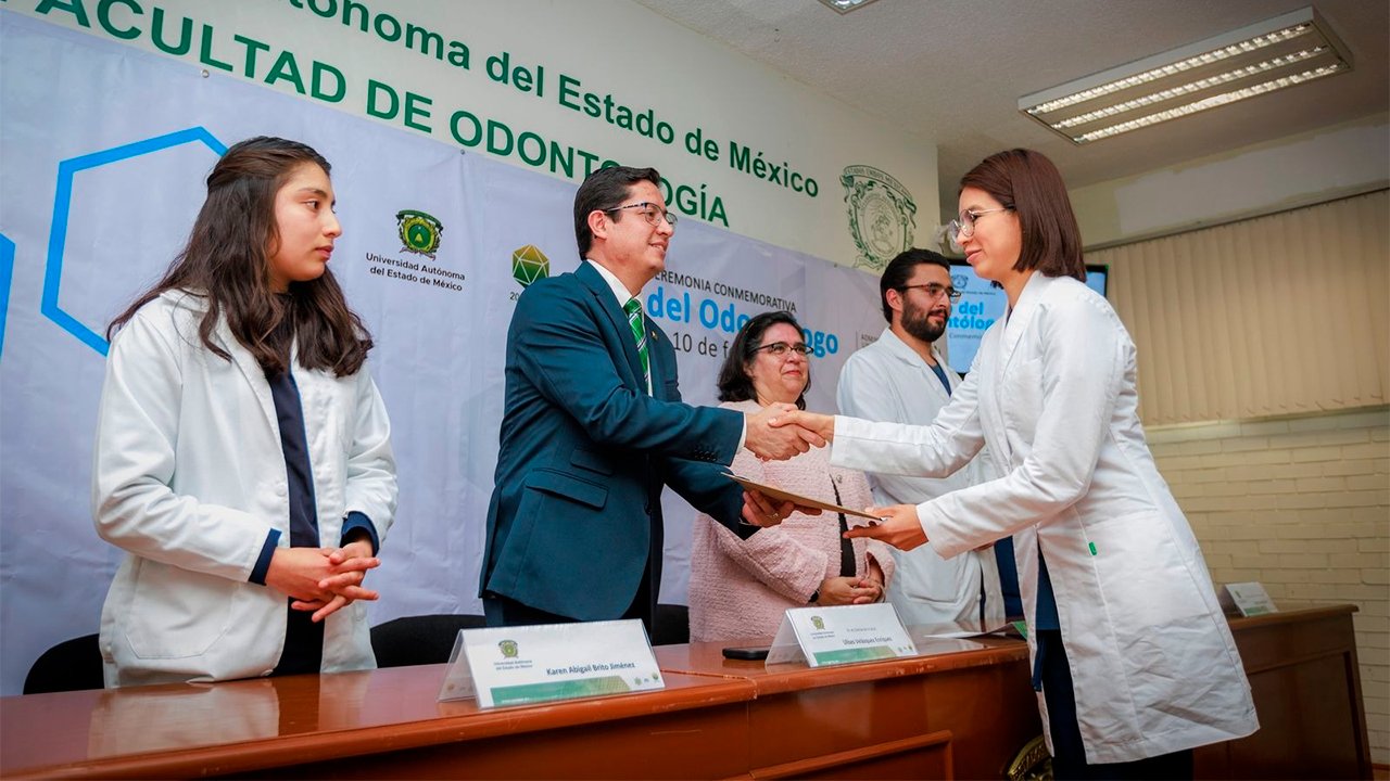 UAEMéx entrega reconocimientos a estudiantes de licenciatura, especialidad, maestría y doctorado, de de la Facultad de Odontología