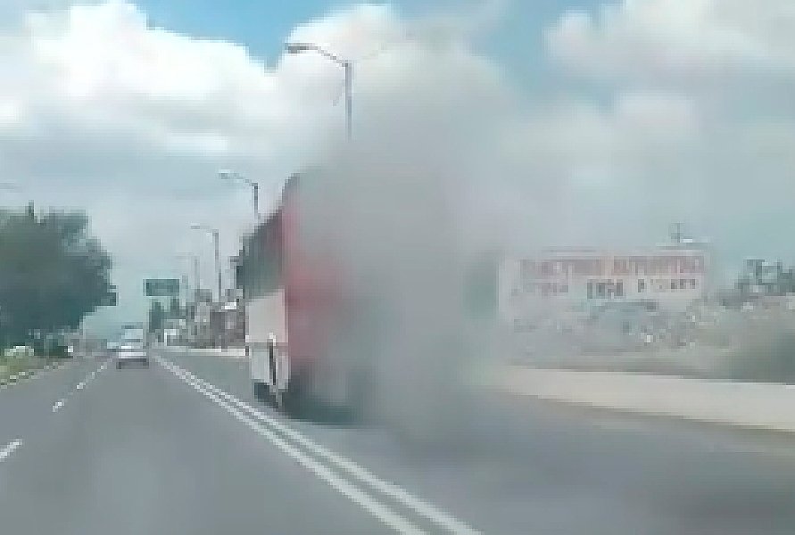 Camión contaminando la ciudad de Toluca